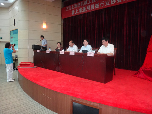 上海原常务副市长蒋以任为上海通用机械行业协会成立揭幕进口阀门