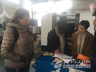 埃塞俄比亚客户本次到访,主要了解了飞雕fd-560a数控雕铣机的详细数据