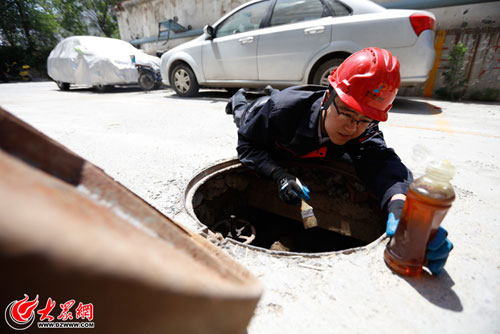 韩景烨满头大汗的趴在40多℃的地面上对阀门进行保养 韩景烨满头大汗的趴在40多℃的地面上对阀门进行保养