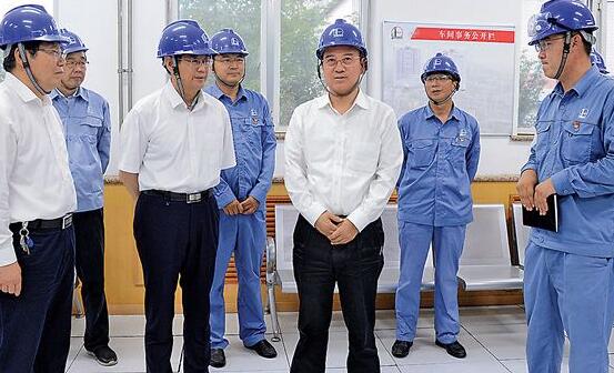 6月25日,戴厚良到济南炼化炼油三部控制室调研 6月25日,戴厚良到济南炼化炼油三部控制室调研