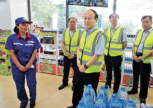 6月24日,戴厚良到山东石油济南第14加油站调研 6月24日,戴厚良到山东石油济南第14加油站调研