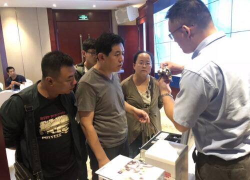 山高产品管理部经理冯浩向来宾介绍新产品 双面快豹™ 22面铣刀 山高产品管理部经理冯浩向来宾介绍新产品 双面快豹™ 22面铣刀
