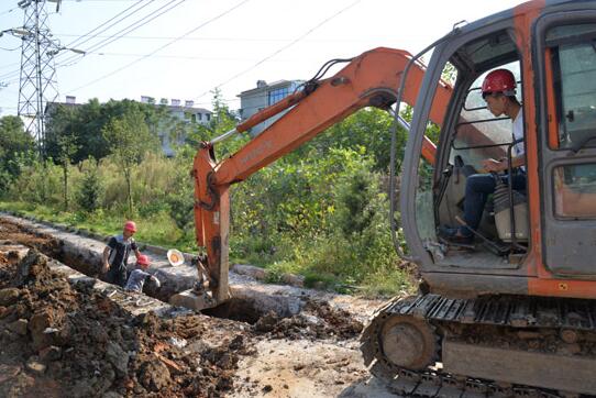 ▲官塘驿镇污水处理管网建设现场 ▲官塘驿镇污水处理管网建设现场