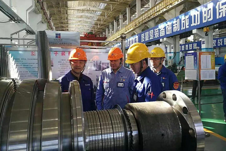哈尔滨电气集团公司党委书记、董事长斯泽夫 走访慰问国庆节坚守奉献的职工 哈尔滨电气集团公司党委书记、董事长斯泽夫 走访慰问国庆节坚守奉献的职工