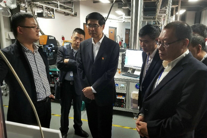 孙智勇一行参观机动学院的国家重点实验室 孙智勇一行参观机动学院的国家重点实验室