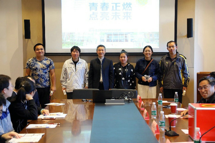 斯泽夫与同学们在一起 斯泽夫与同学们在一起