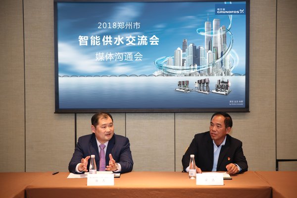 格兰富中国区水务事业部总经理张杰(左)及新郑市永泽自来水有限公司副总经理梁浩(右)在媒体交流会上发表讲话 格兰富中国区水务事业部总经理张杰(左)及新郑市永泽自来水有限公司副总经理梁浩(右)在媒体交流会上发表讲话