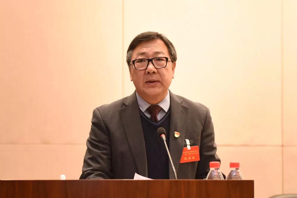 党委副书记、总经理吴伟章作工作报告。 党委副书记、总经理吴伟章作工作报告。