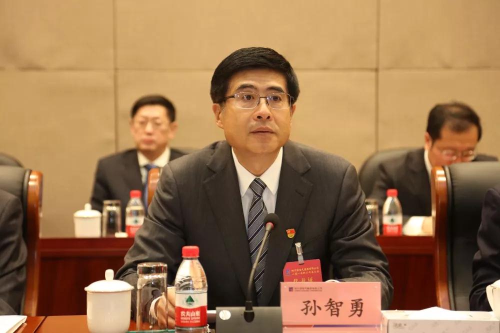 党委副书记、工会工委主任孙智勇主持会议。 党委副书记、工会工委主任孙智勇主持会议。