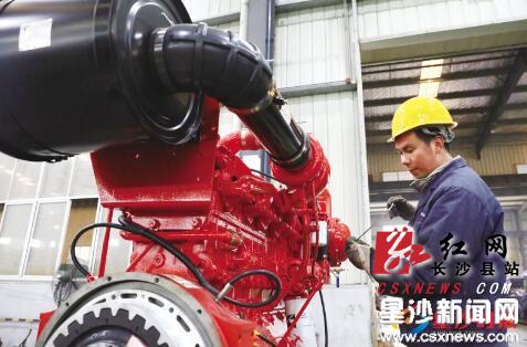在湖南耐普泵业股份有限公司生产车间里,大小不同、各种型号的水泵从生产线上输出,销往世界各地。蒋炼 摄 在湖南耐普泵业股份有限公司生产车间里,大小不同、各种型号的水泵从生产线上输出,销往世界各地。蒋炼 摄