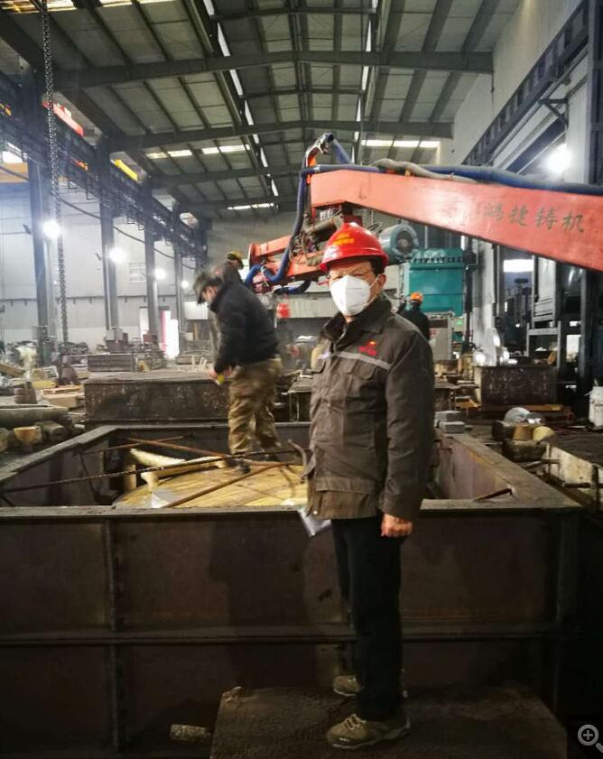 兰高阀总工程师乐精华在现场监造毛坯阀体铸造。 兰高阀总工程师乐精华在现场监造毛坯阀体铸造。