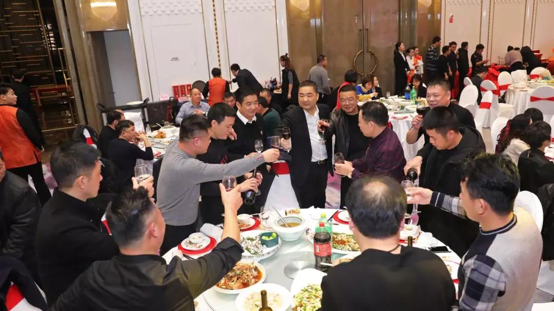 举杯贺新禧 祝福溢满堂 举杯贺新禧 祝福溢满堂
