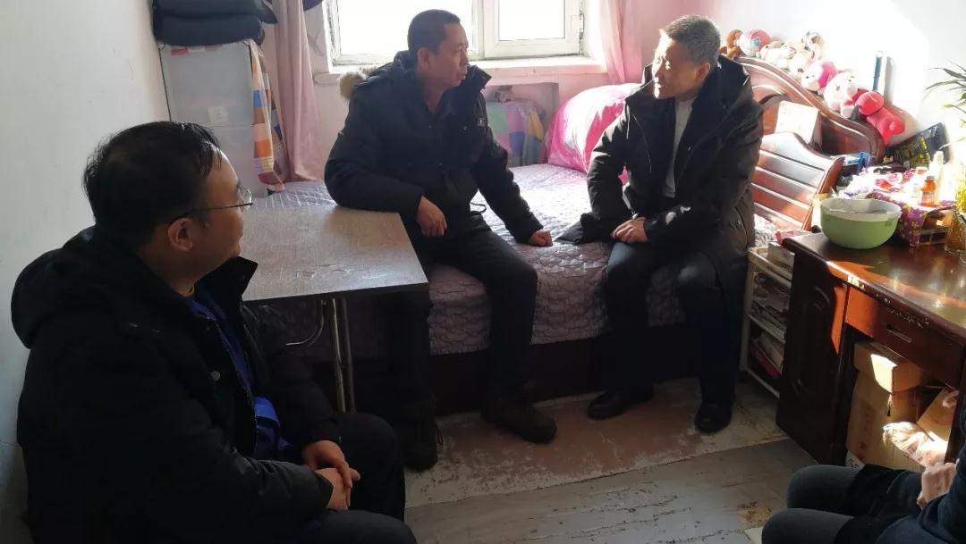 斯泽夫慰问生活困难党员汽轮机公司马庆龙 斯泽夫慰问生活困难党员汽轮机公司马庆龙