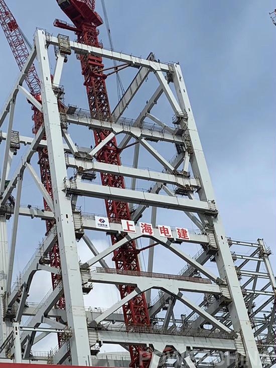 世界首台1350MW机组顺利实现锅炉大板梁“第一吊” 世界首台1350MW机组顺利实现锅炉大板梁“第一吊”