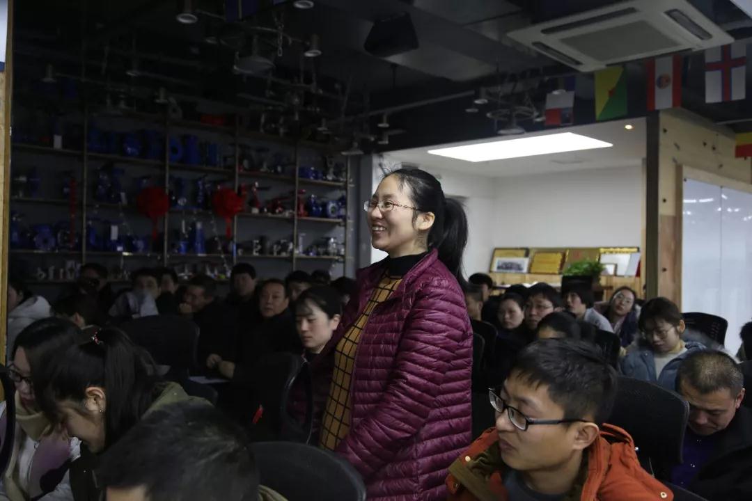 閆姐在2019年開年培訓上為大家講般德外貿故事