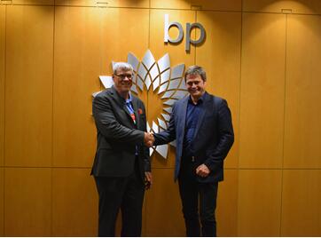 施耐德电气过程自动化总裁Gary Freburger(左)与BP(英国石油)上游业务工程副总裁Richard Mortimer握手，庆祝协议签署成功