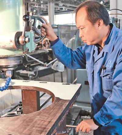 航天六院7103厂涡轮泵加工车间钳工董飞—— 精准加工 不差丝毫 航天六院7103厂涡轮泵加工车间钳工董飞—— 精准加工 不差丝毫