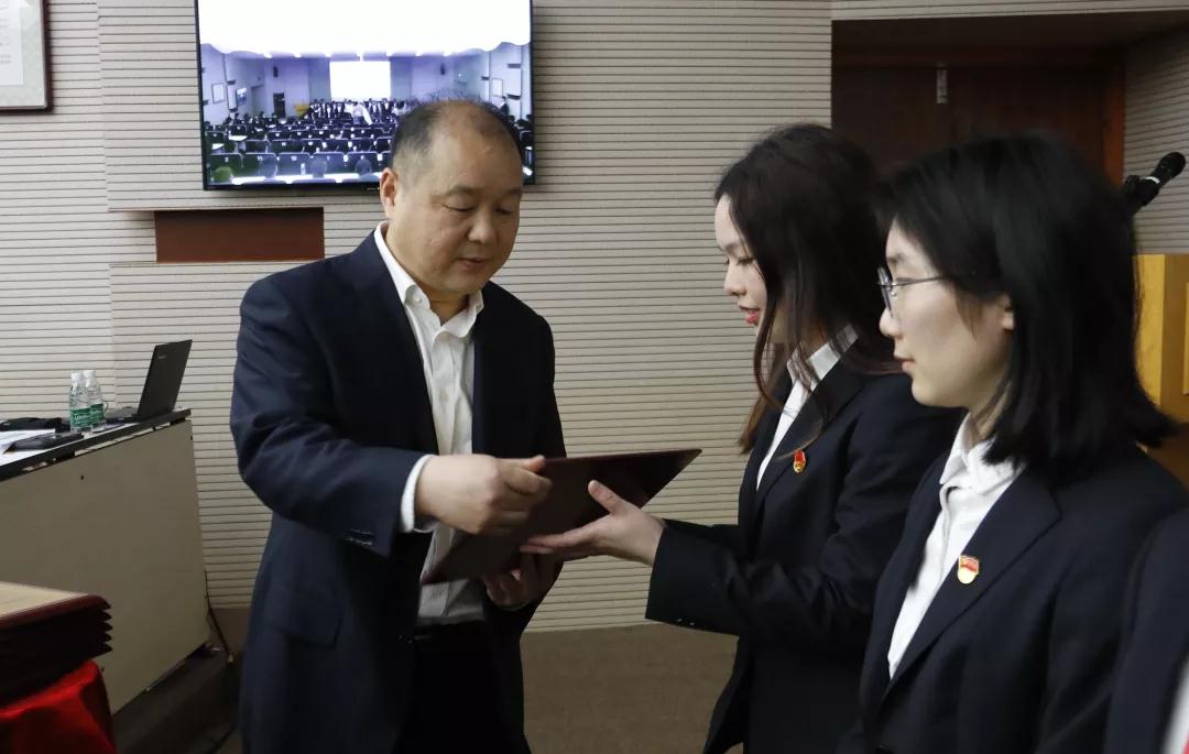 公司董事长、党委书记周军军为获得2018年度优秀团干、五四红旗团组织进行了颁奖 公司董事长、党委书记周军军为获得2018年度优秀团干、五四红旗团组织进行了颁奖