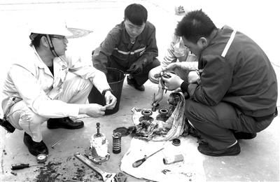 图为该车间技术人员正在修复阀门 图为该车间技术人员正在修复阀门