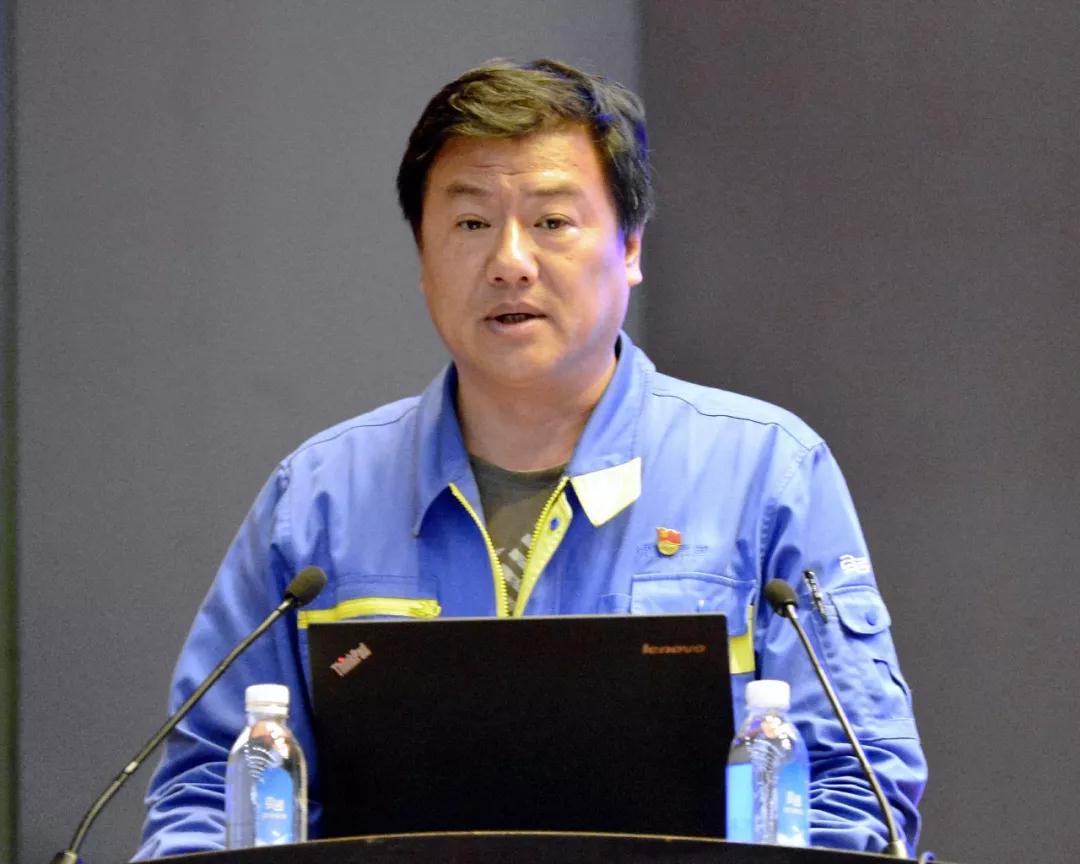 集团安技环保部部长徐强主持培训。 集团安技环保部部长徐强主持培训。