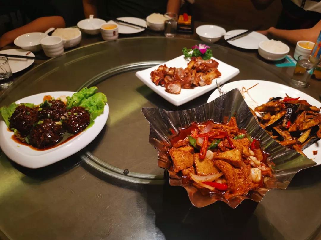 般德阀门团建丨技术&品牌部:美食,K歌,畅享团建时光! 般德阀门团建丨技术&品牌部:美食,K歌,畅享团建时光!