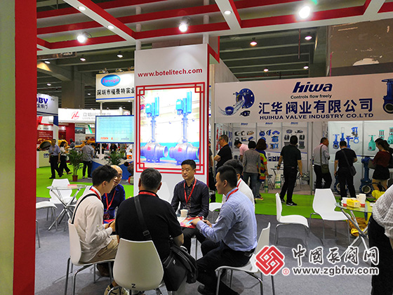 第22届广州国际流体展暨泵阀门管道展览会伯特利阀门董事长黄胜丰在展位上与客户交流 第22届广州国际流体展暨泵阀门管道展览会伯特利阀门董事长黄胜丰在展位上与客户交流