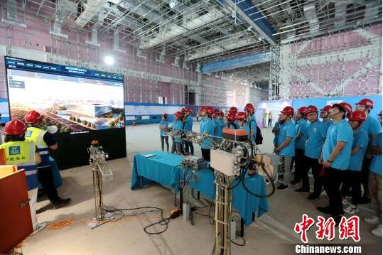 图为与会嘉宾体验VR机电安装。 图为与会嘉宾体验VR机电安装。