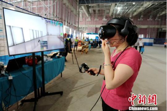 图为与会嘉宾体验VR机电安装 图为与会嘉宾体验VR机电安装