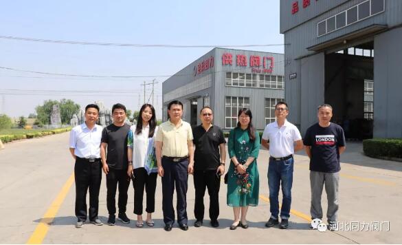 中国城镇供热协会一行与河北同力公司董事长马利合影留念! 中国城镇供热协会一行与河北同力公司董事长马利合影留念!