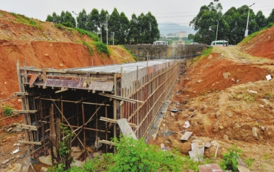 项目配套设施排水沟渠正在建设中