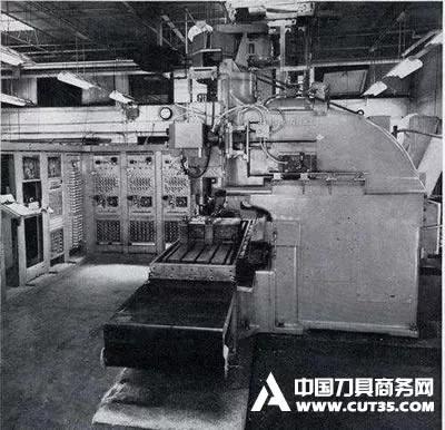 1952年,美国麻省理工学院(MIT)研发出了世界上第一台数控铣床 1952年,美国麻省理工学院(MIT)研发出了世界上第一台数控铣床