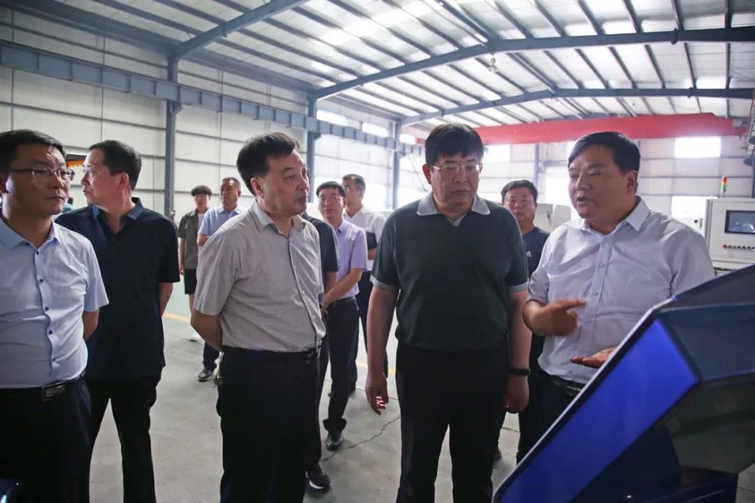 山东兰陵政府县长莅临华电数控参观考察 山东兰陵政府县长莅临华电数控参观考察
