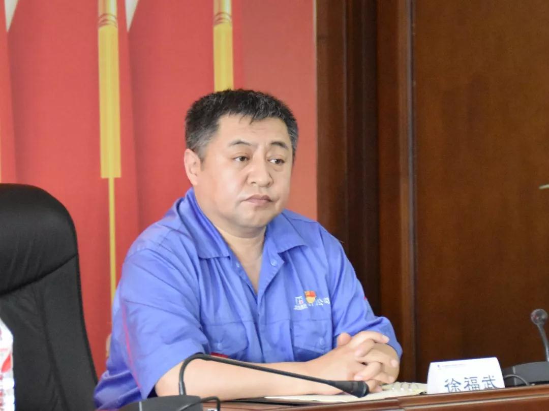 公司副总经理徐福武宣读表彰奖励决定 公司副总经理徐福武宣读表彰奖励决定