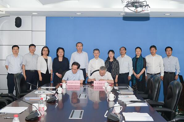 谢明亮和孙守光代表双方在战略合作协议上签字 谢明亮和孙守光代表双方在战略合作协议上签字