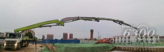 中联重科3桥49米泵车在驻马店某重点工程施工