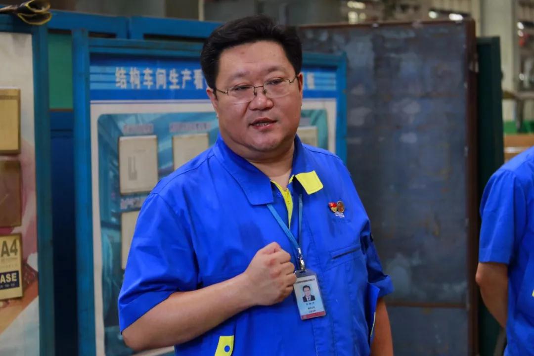 集团工会主席王铁夫向为保生产放弃休假的一线员工表示慰问。
