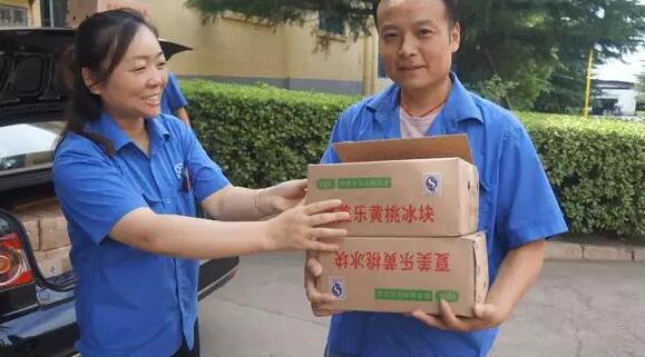 山西天海泵業(yè)公司工會為一線員工送“清涼”
