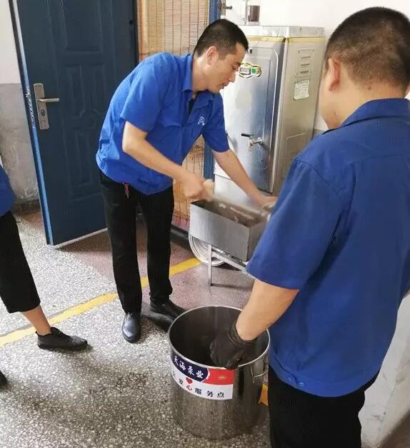 山西天海泵业公司工会为一线员工送“清凉”