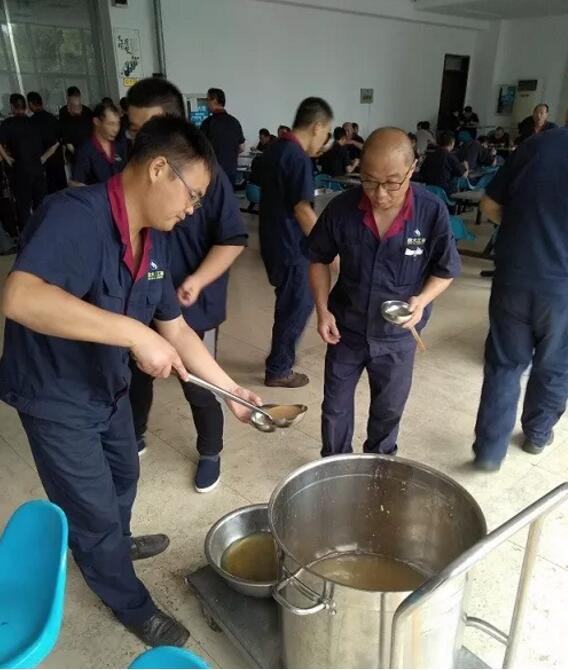 車間和食堂時刻預備著綠豆湯