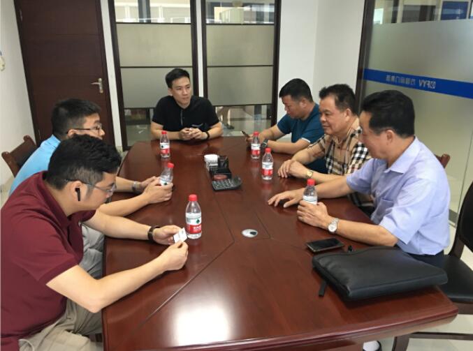 在方圓閥門集團(tuán)有限公司聽取介紹 在方圓閥門集團(tuán)有限公司聽取介紹