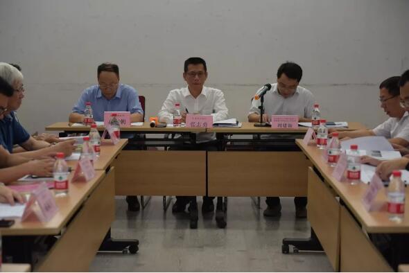 華中科技大學教授周建新主持會議