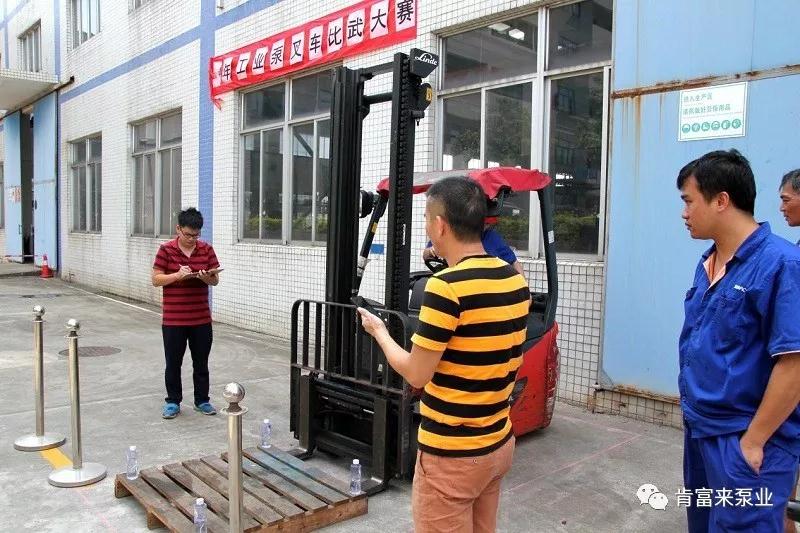 裁判们俩俩搭档,秉承公平公正的原则,认真计时,仔细观察,不放过任何违规操作的出现 裁判们俩俩搭档,秉承公平公正的原则,认真计时,仔细观察,不放过任何违规操作的出现