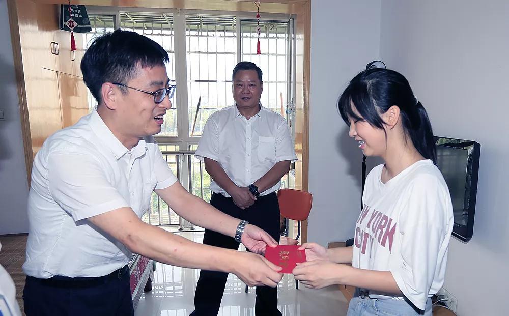 金秋助学 助力贫困学子圆升学梦 金秋助学 助力贫困学子圆升学梦