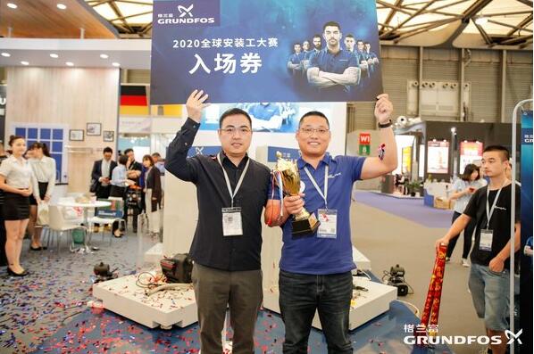 格兰富民用建筑高级销售经理陈蛟（左）为中国区冠军崔振宇（右）颁发奖杯和2020全球“安装工”大赛入场券 