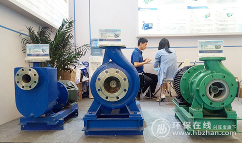 圖為本次展會期間南方化工泵業(yè)展示的系列泵設備