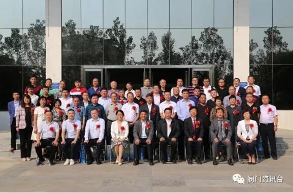 开封市政协副主席刘海潮出席开封大学阀门学院成立大会 开封市政协副主席刘海潮出席开封大学阀门学院成立大会