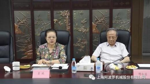 中国通用机械工业协会会长黄鹂主持会议