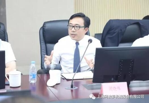 公司总工程师阎晓伟进行汇报 公司总工程师阎晓伟进行汇报