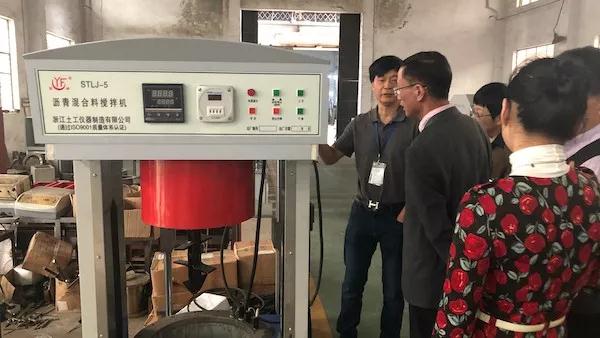 陈志明向大家介绍土工仪器产品 陈志明向大家介绍土工仪器产品