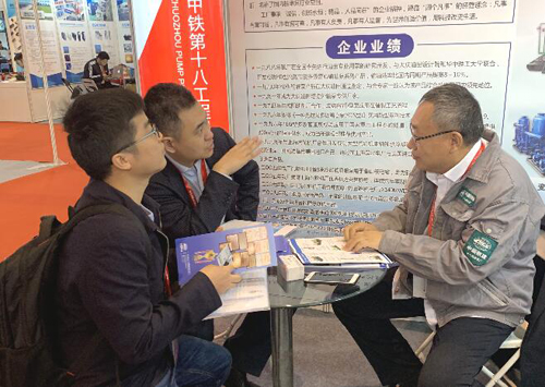 2019中國國際核電工業(yè)及裝備展覽會上，客戶向中鐵十八局集團(tuán)涿州水泵廠技術(shù)人員咨詢產(chǎn)品（門明明 攝）